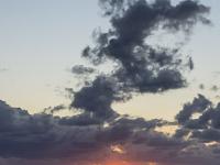 Die Sonne versinkt am Horizont